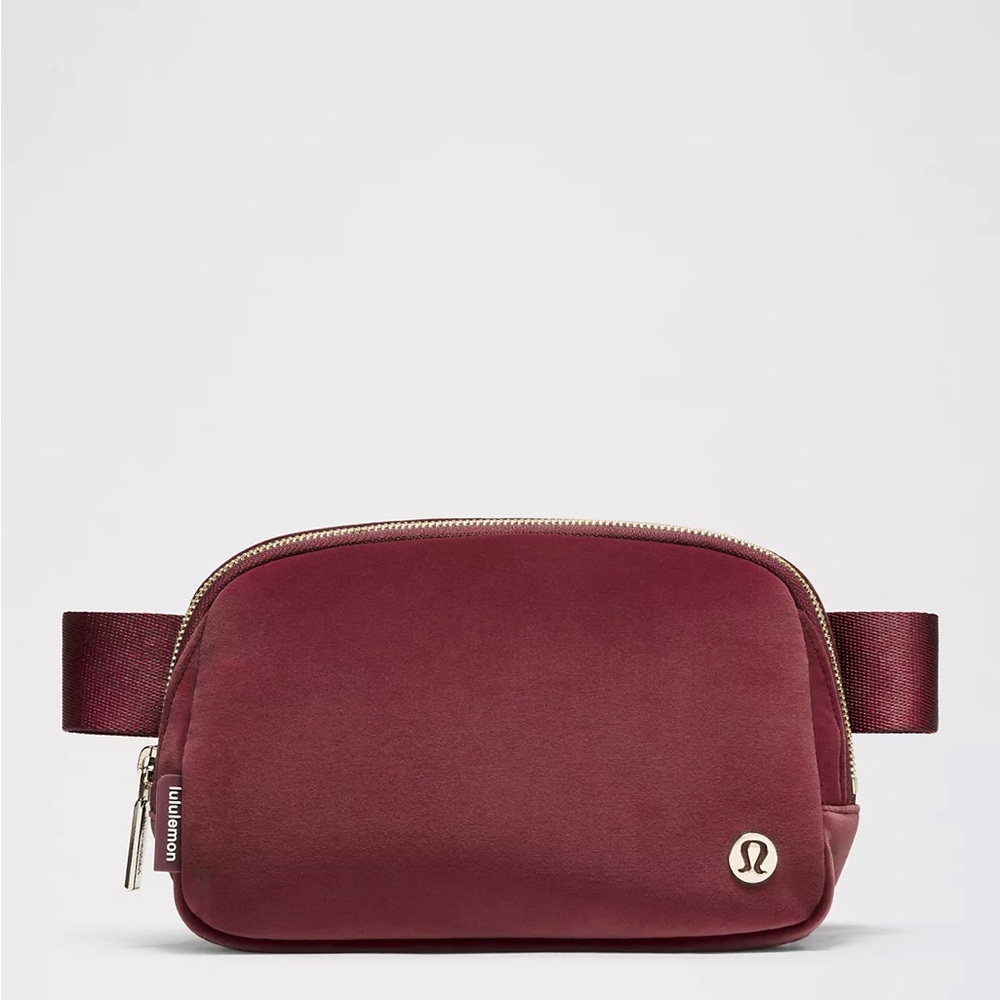 lululemon Everywhere Belt Bag 1L Wine berry/gold